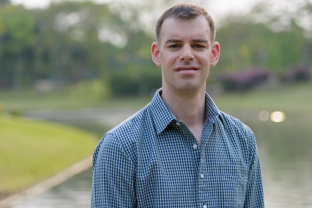 Photo portrait of young man standing outdoors