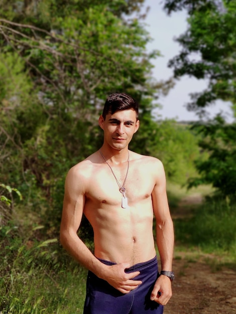 Photo portrait of young man standing outdoors