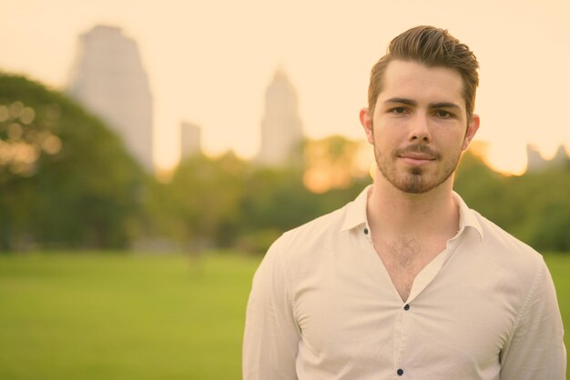 Photo portrait of young man standing outdoors