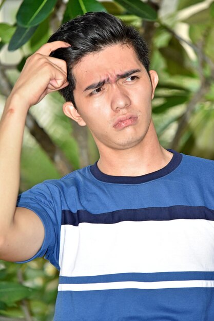 Photo portrait of young man standing outdoors