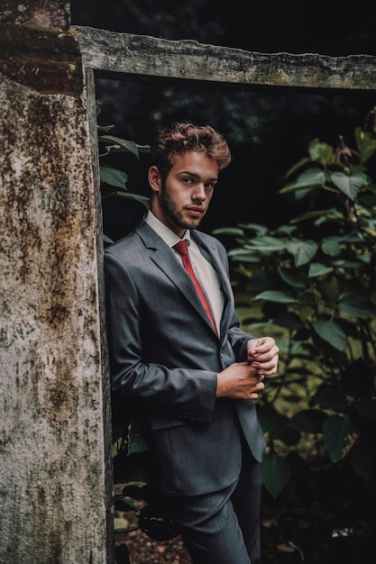 Photo portrait of young man standing outdoors