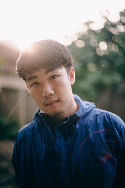 Photo portrait of young man standing outdoors