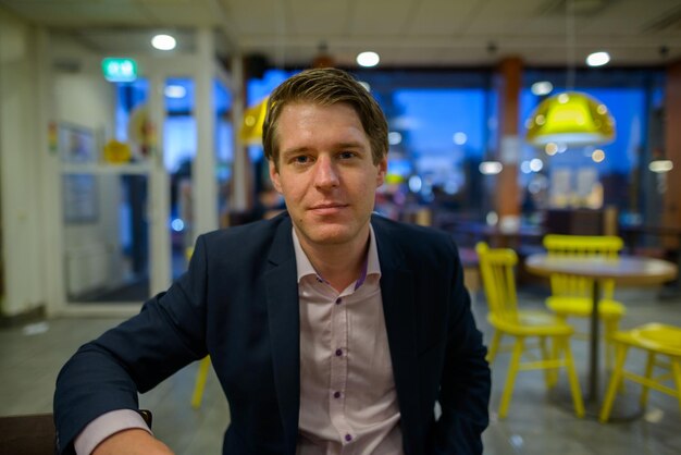 Photo portrait of young man standing outdoors