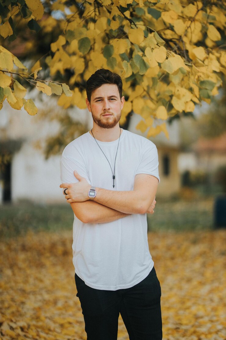 Photo portrait of young man standing outdoors
