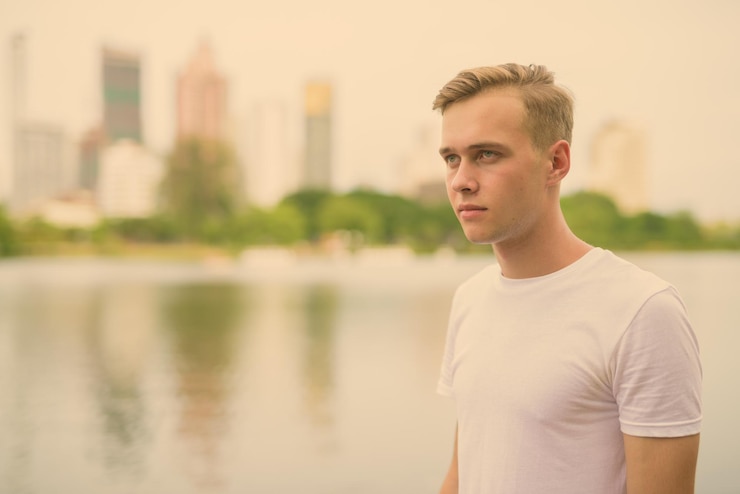 Photo portrait of young man standing outdoors