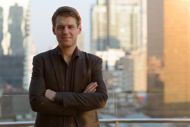 Photo portrait of young man standing outdoors