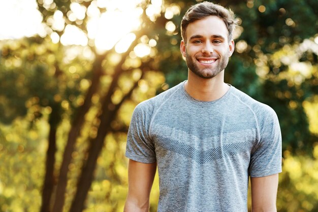 Photo portrait of young man standing outdoors