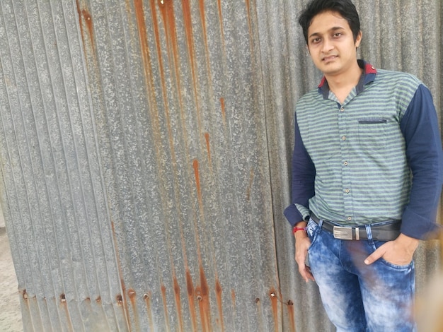 Photo portrait of young man standing outdoors