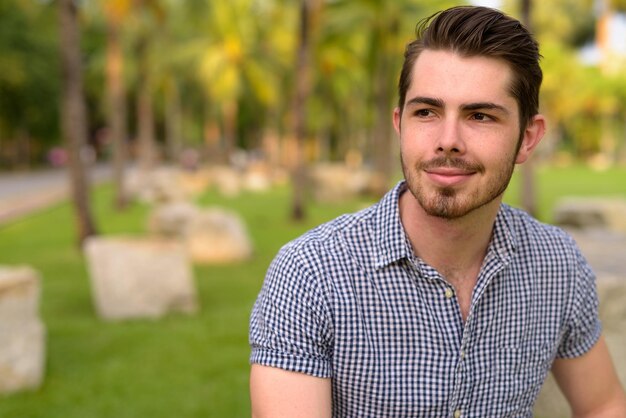 Photo portrait of young man standing outdoors