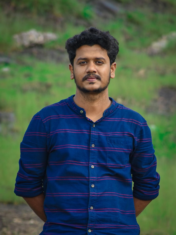 Photo portrait of young man standing outdoors