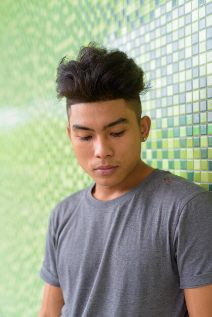 Photo portrait of young man standing outdoors