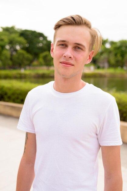 Photo portrait of young man standing outdoors