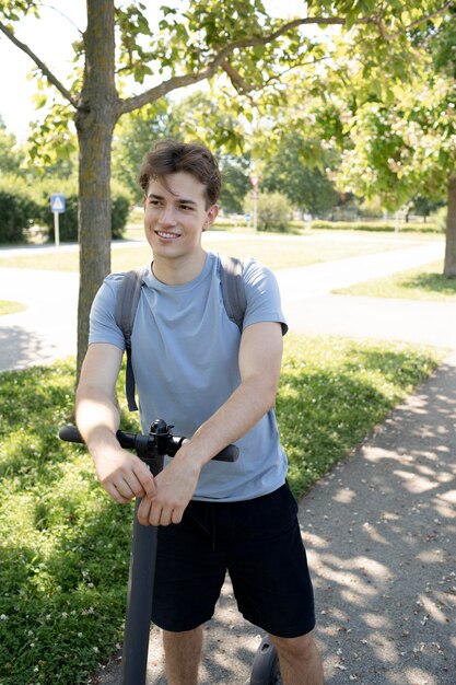 Photo portrait of young man standing in park