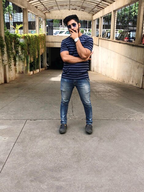 Photo portrait of young man standing at parking lot