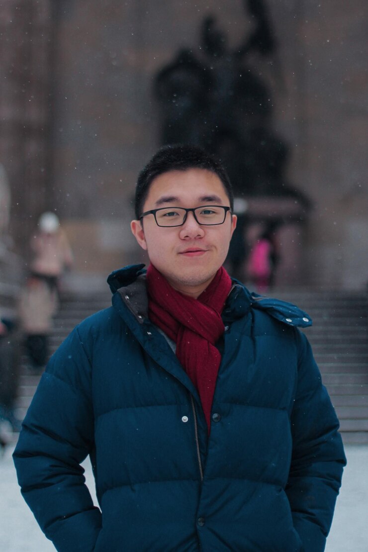 Photo portrait of young man standing in snow