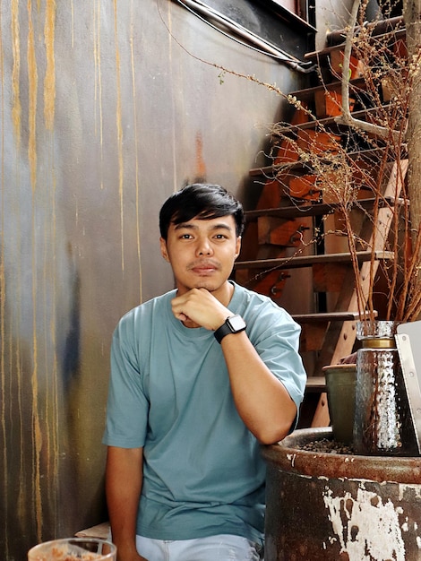 Photo portrait of young man standing in workshop