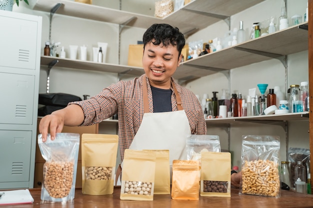 店内の若い男の肖像画