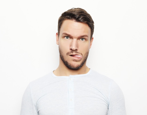 Photo portrait of a young man surprised face expression