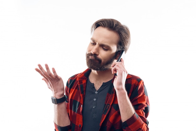 Photo portrait of young man talking on cell phone