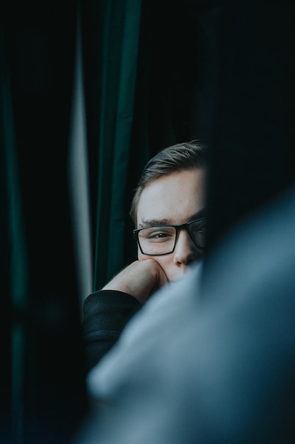 Photo portrait of young man in train