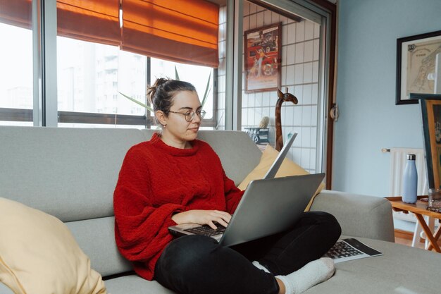 Photo portrait of young man using laptop while sitting at home