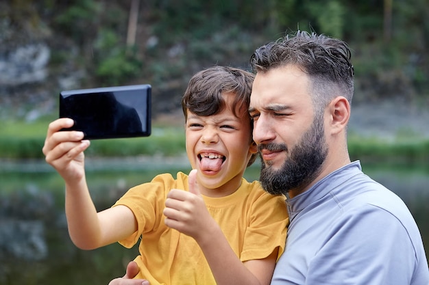 Photo portrait of young man using mobile phone