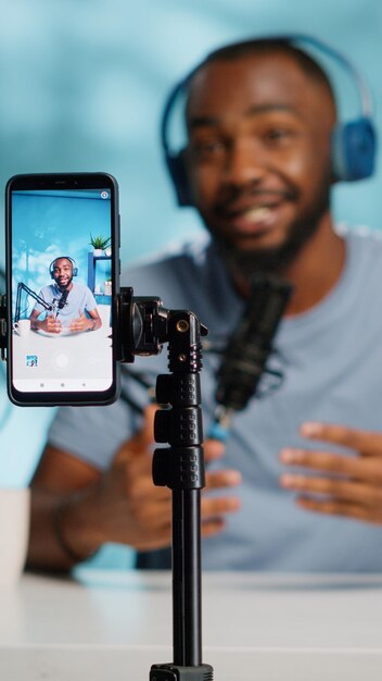 Photo portrait of young man using mobile phone