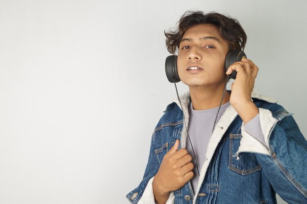 Photo portrait of young man using smart phone against white background