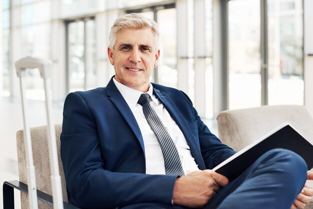 Photo portrait of a young man using smart phone