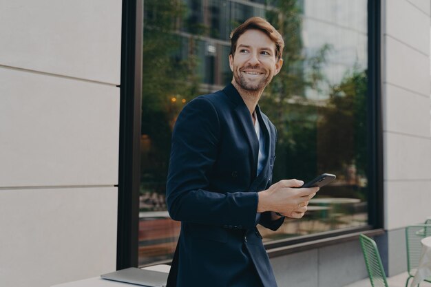 Photo portrait of young man using smart phone