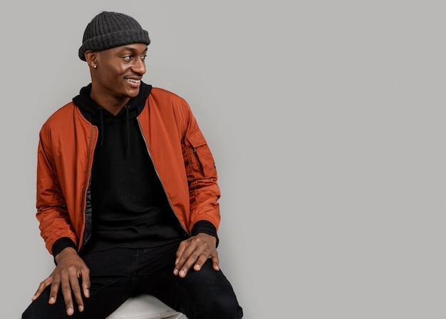 Photo portrait young man wearing cap posing