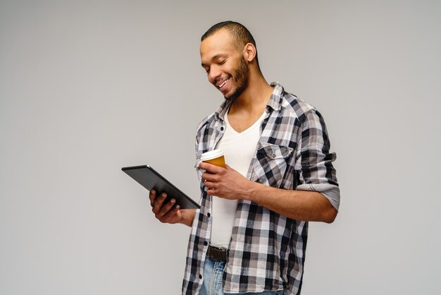 Ritratto di un giovane uomo che indossa una camicia casual