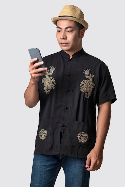 Photo portrait of young man wearing embroidered shirt