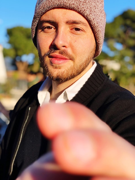 Foto ritratto di un giovane uomo che indossa un cappello