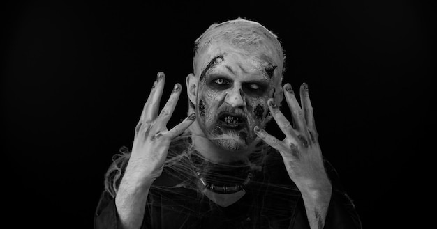 Photo portrait of young man wearing mask against black background