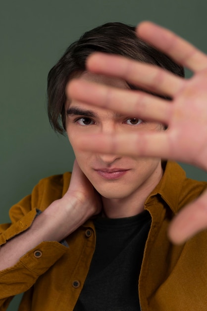 Photo portrait young man wearing shirt posing