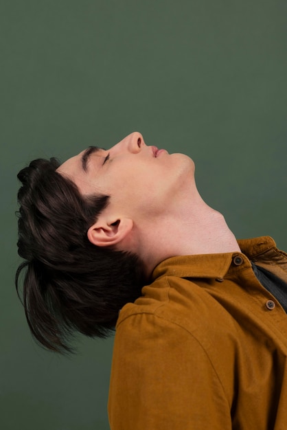 Photo portrait young man wearing shirt posing