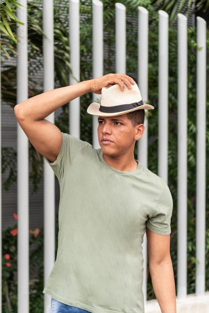 Photo portrait of a young man wearing a sombrero in the street