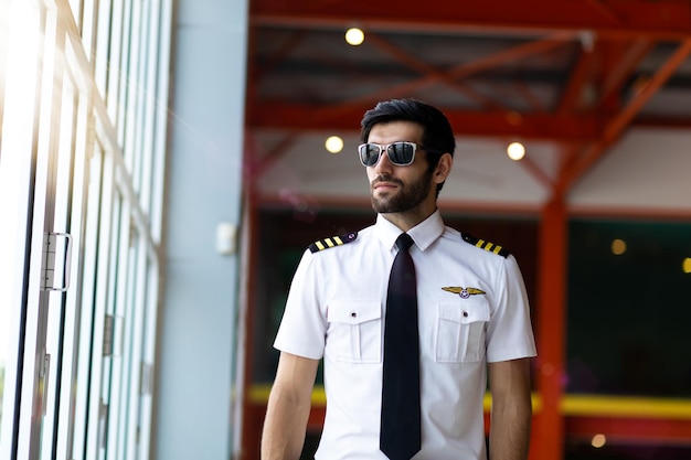 Photo portrait of young man wearing sunglasses standing outdoors