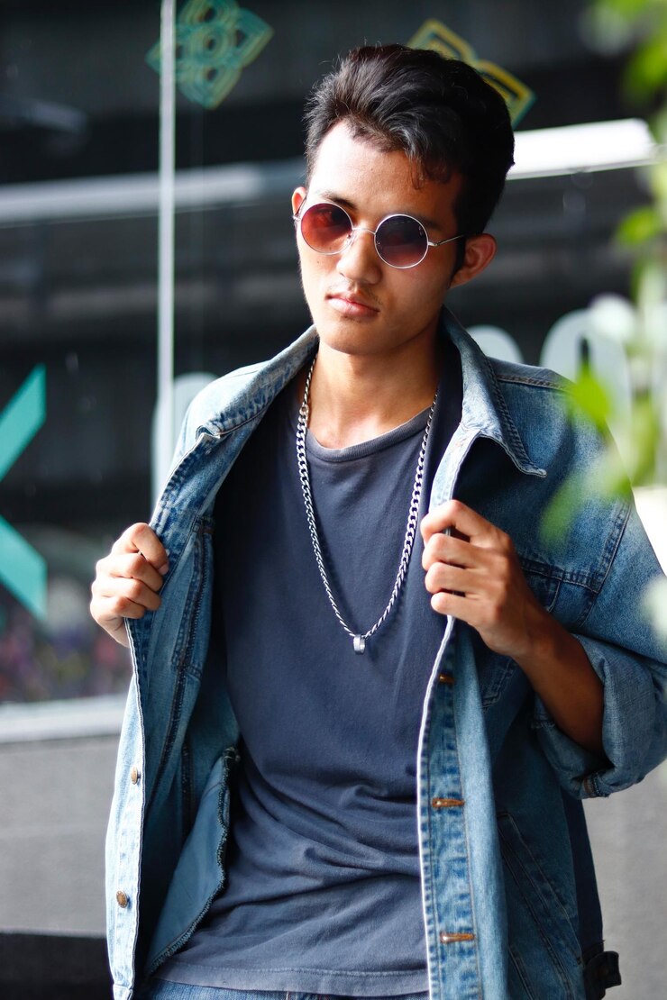 Photo portrait of young man wearing sunglasses standing outdoors
