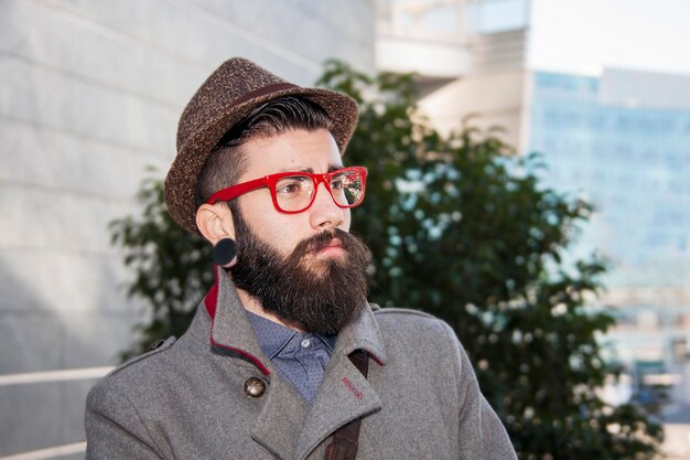 Photo portrait of young man wearing sunglasses while standing outdoors