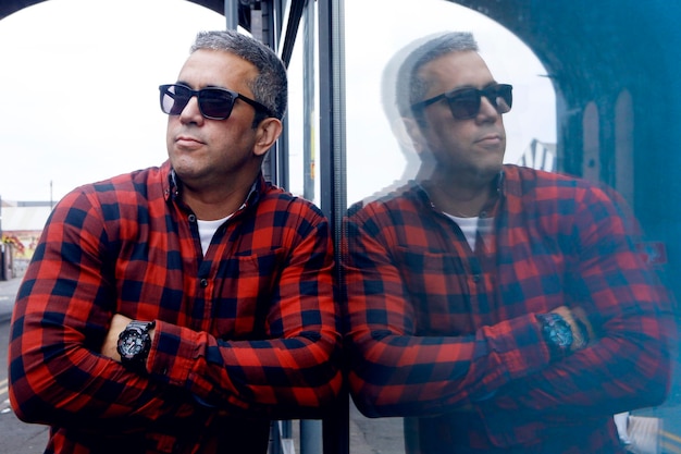 Photo portrait of young man wearing sunglasses