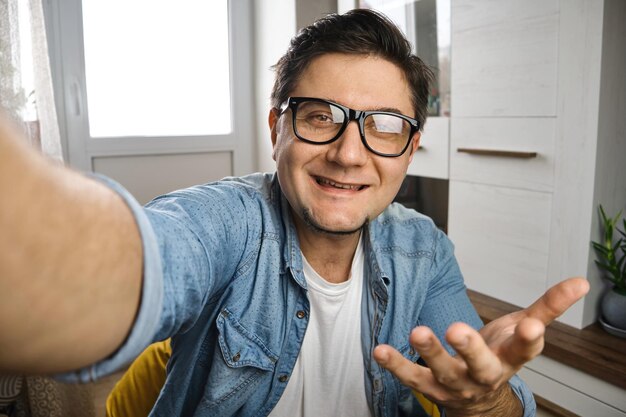 Photo portrait of young man wearing sunglasses