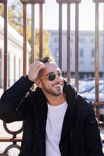 Photo portrait of young man wearing sunglasses