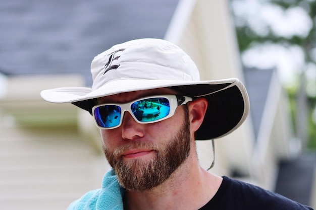 Photo portrait of young man wearing sunglasses