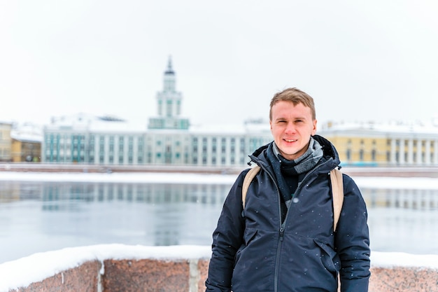 Портрет молодого человека зимой на набережной у замерзшей Невы в Санкт-Петербурге