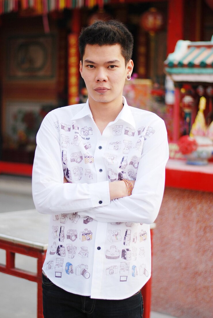 Photo portrait of young man with arms crossed standing in city