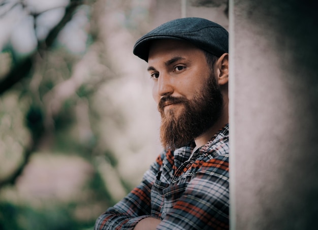 Photo portrait of young man with beard looking away