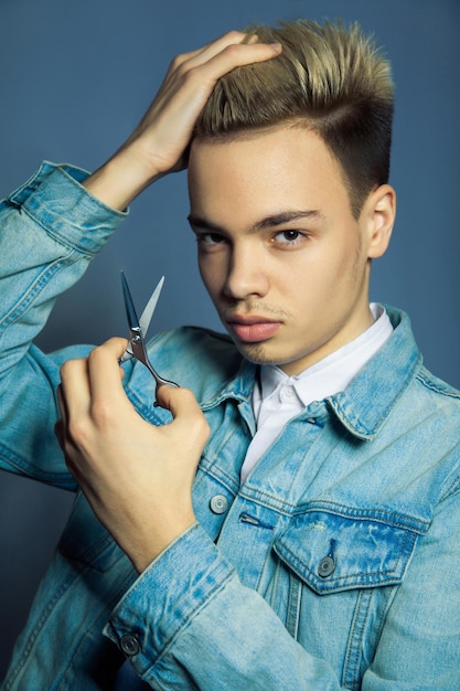 Photo portrait of young man with blue eyes