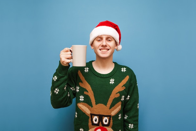 一杯のコーヒーとクリスマスの肖像画の若い男